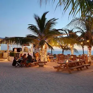 https://spacious-apartment-minutes-from-the-beach.comcaribbean.com